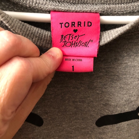 Betsey Johnson for Torrid Eyelashes and Lips sweatshirt size 1 - Picture 2 of 3